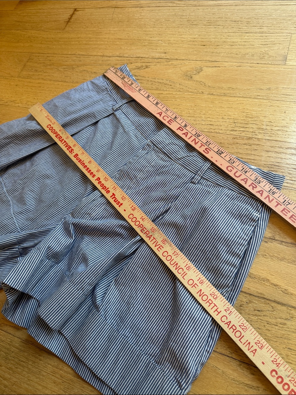 Banana Republic Navy and White Striped 4” pleated Shorts, size 12 - Picture 8 of 12